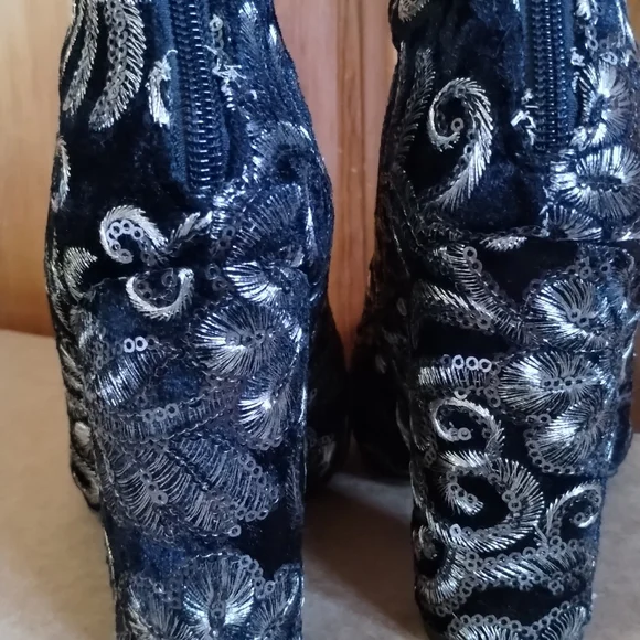 Wild Diva Embroidered and Sequin boho back Zip Heeled Bootie size 6.5 - Picture 7 of 7